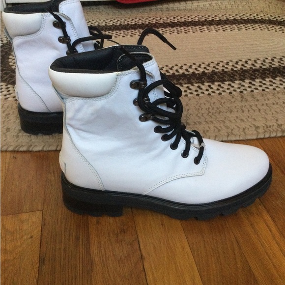Sorel white leather waterproof boot - Picture 3 of 12